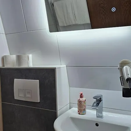 מלון Koelner Hof 3*